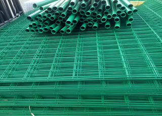 綠色鐵絲網(wǎng)圍欄