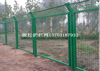 圈地綠色鐵絲網(wǎng)圍欄1